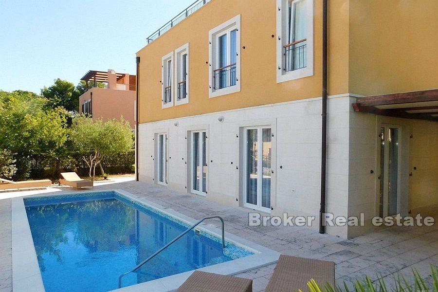 Остров Брач - Современный дом с бассейном и видом на море