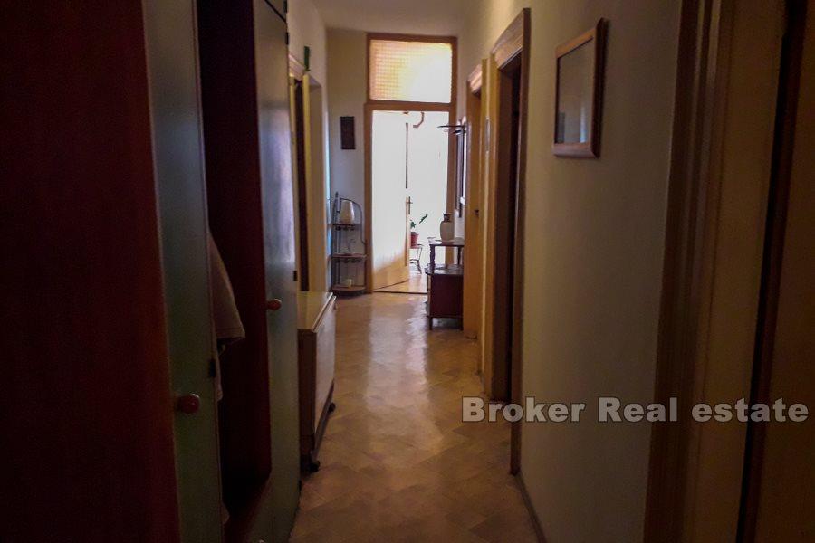 Split, centro, appartamento con tre camere da letto con terrazzo