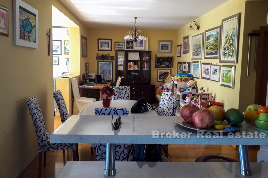 Split, Sucidar, pohodlný byt se dvěma ložnicemi a lodžií