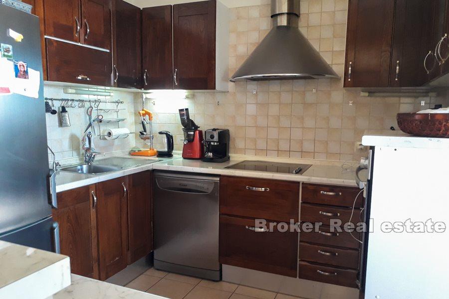 Split, Sucidar, pohodlný byt se dvěma ložnicemi a lodžií