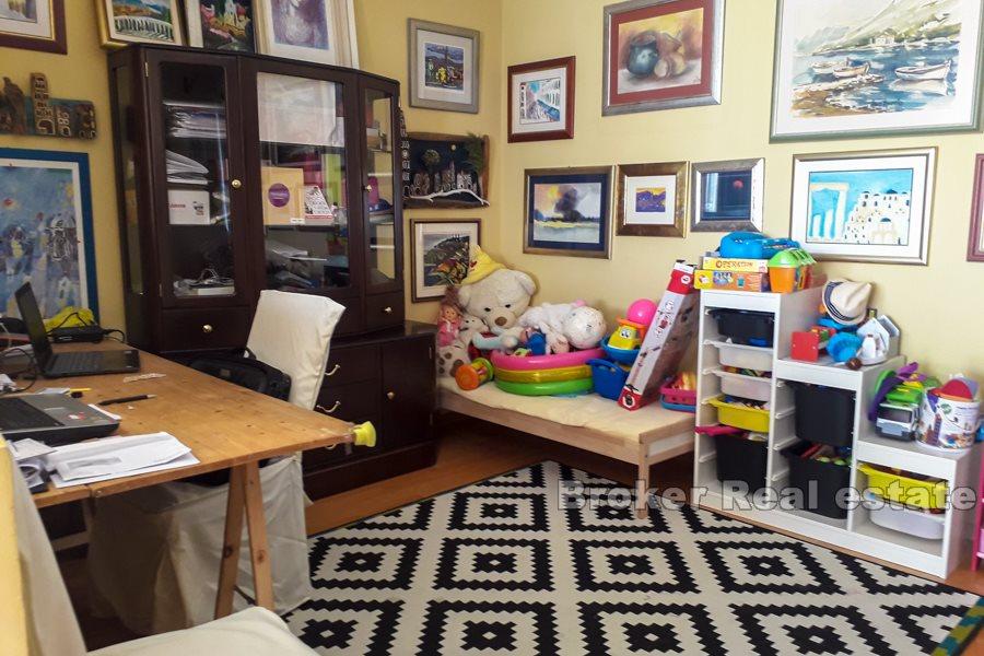 Split, Sucidar, pohodlný byt se dvěma ložnicemi a lodžií