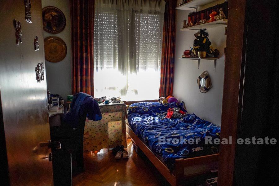 Split, Pazdigrad, komfortní byt se třemi ložnicemi a terasou