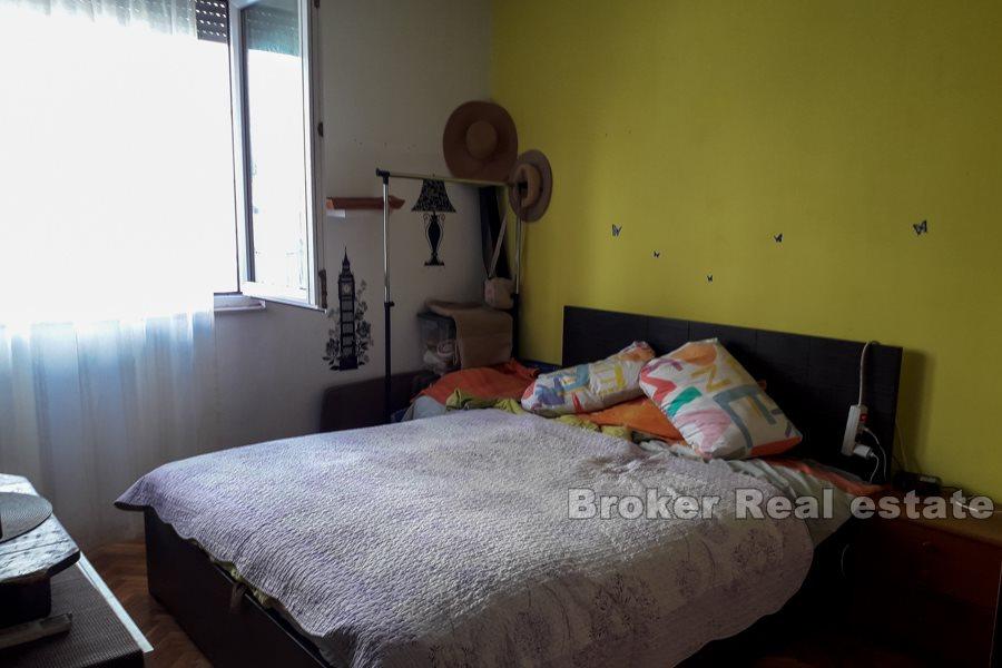 Split, Pazdigrad, komfortní byt se třemi ložnicemi a terasou