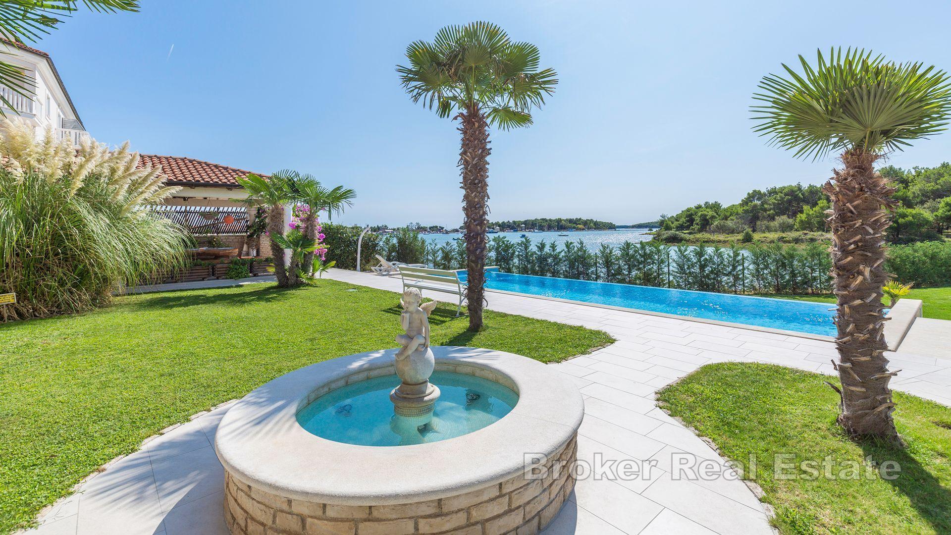 Пула - Дом с бассейном и апартаментами, первый ряд от моря