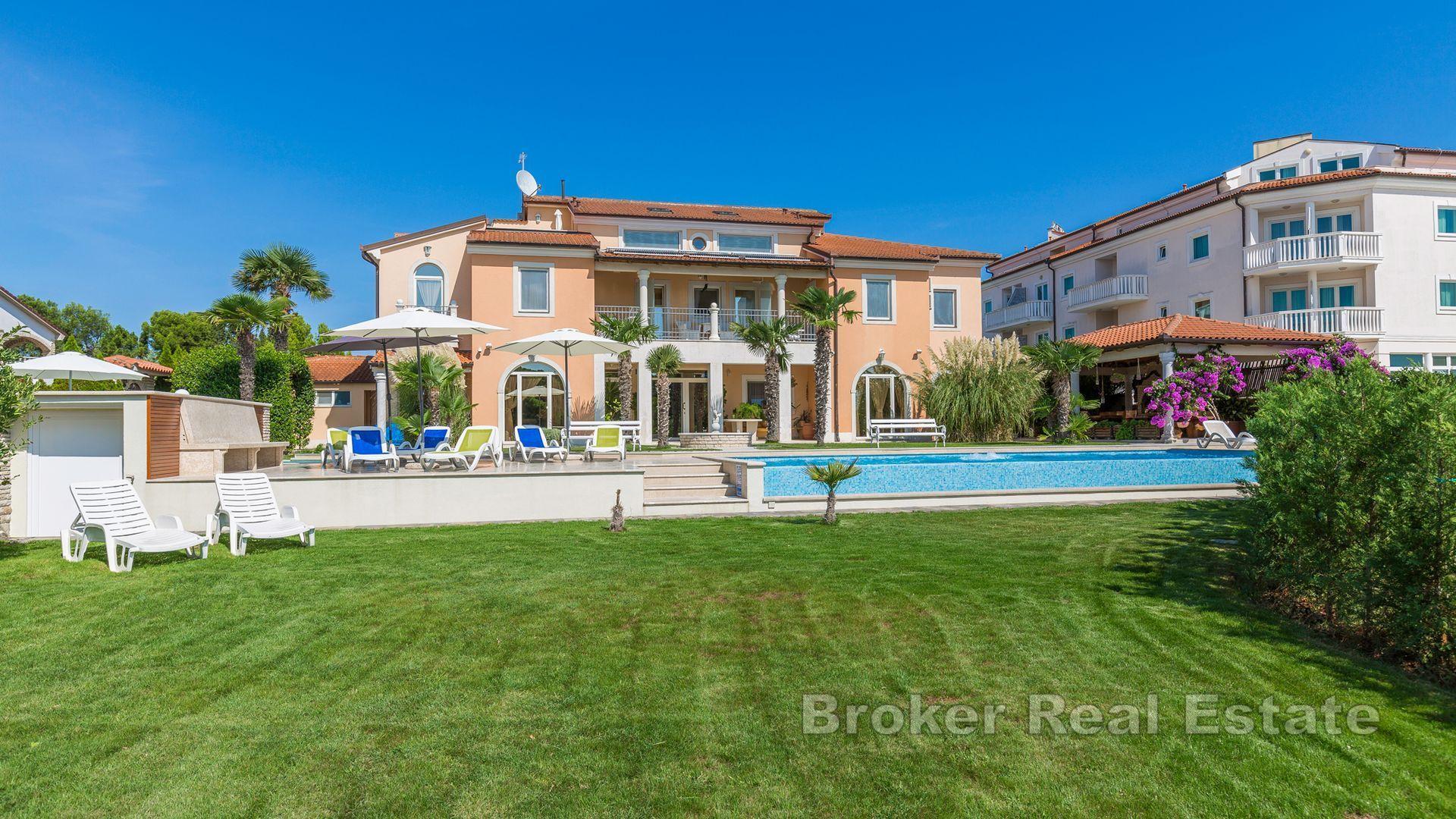 Пула - Дом с бассейном и апартаментами, первый ряд от моря