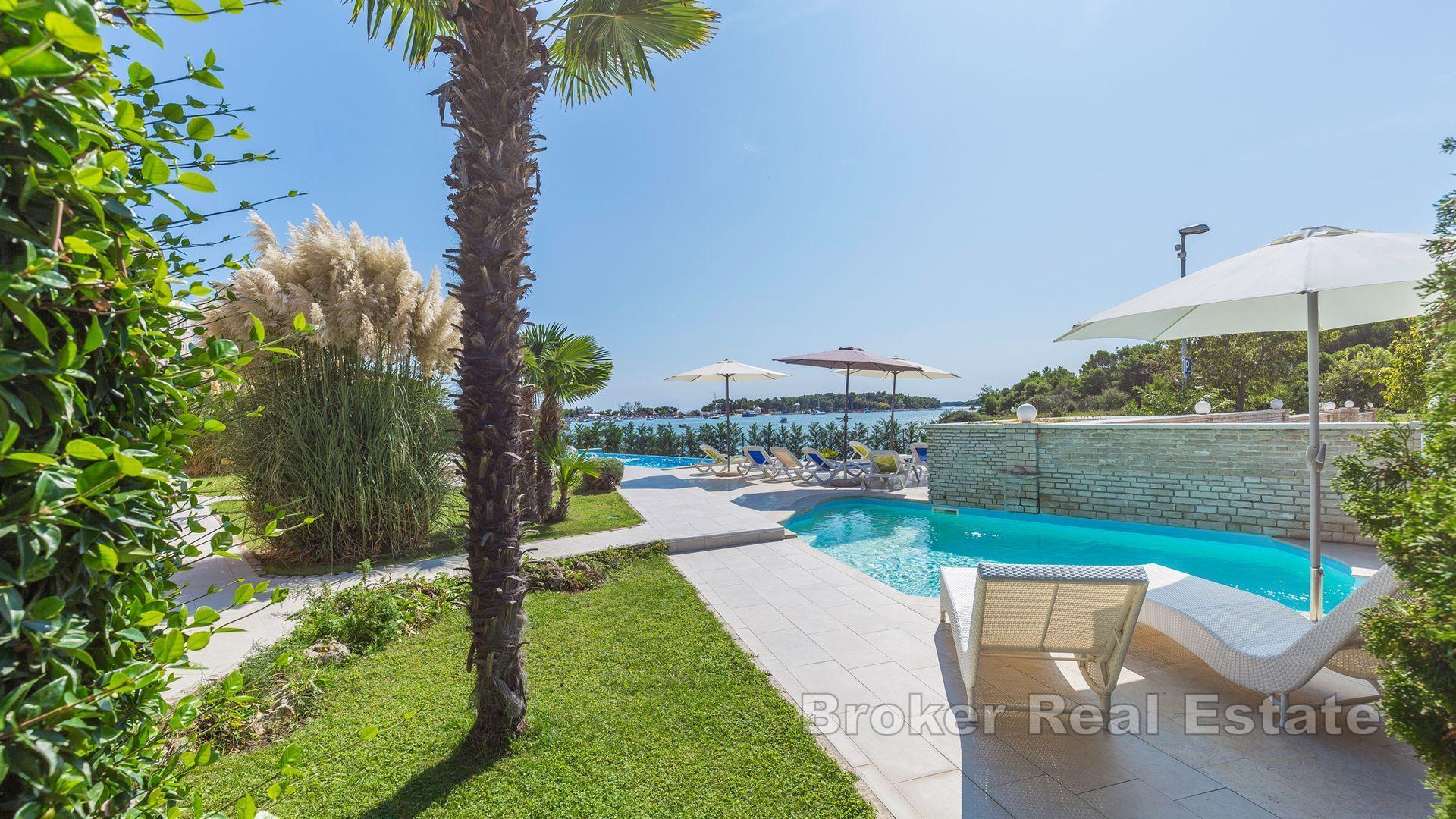 Пула - Дом с бассейном и апартаментами, первый ряд от моря