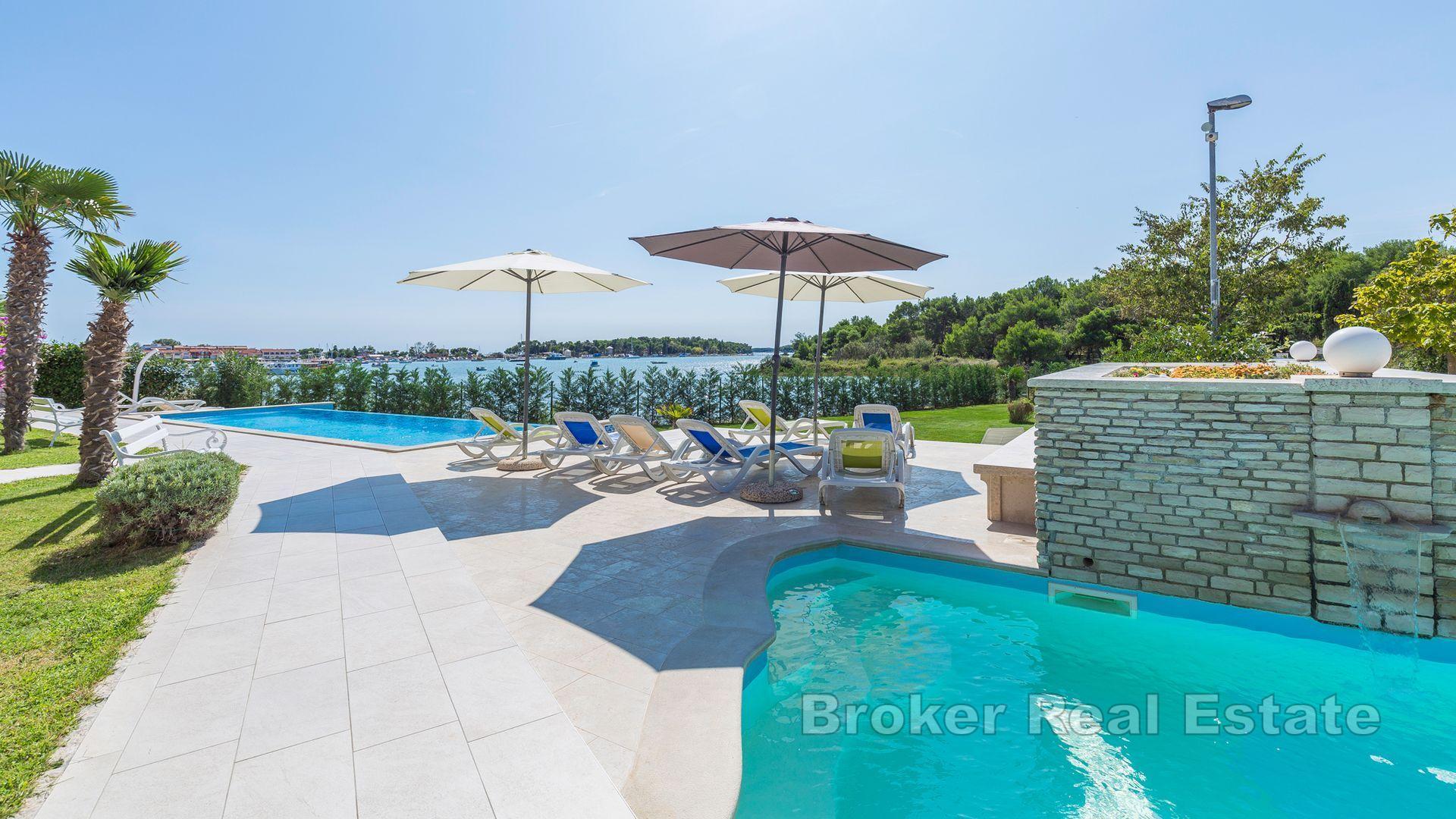 Пула - Дом с бассейном и апартаментами, первый ряд от моря