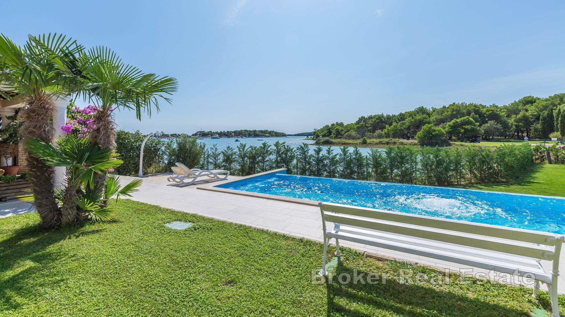 Пула - Дом с бассейном и апартаментами, первый ряд от моря