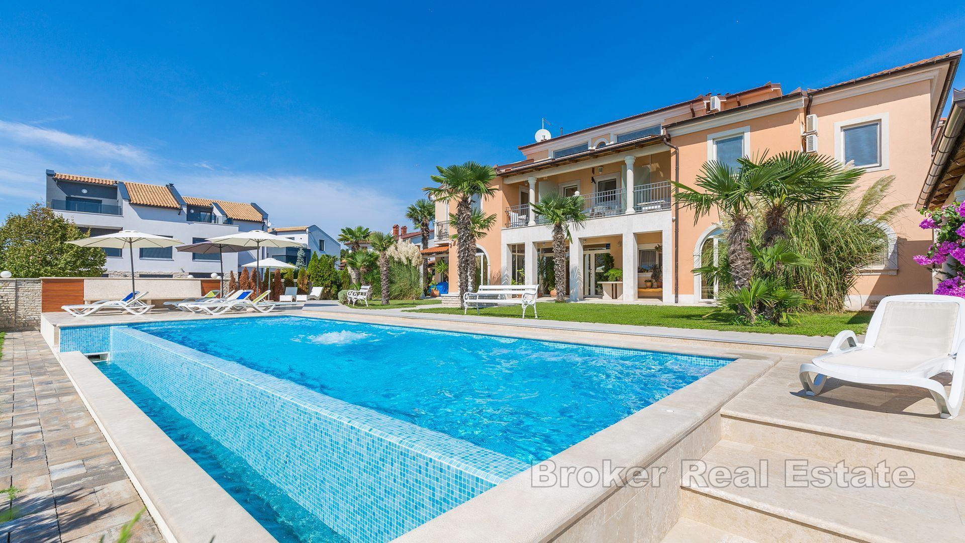 Пула - Дом с бассейном и апартаментами, первый ряд от моря