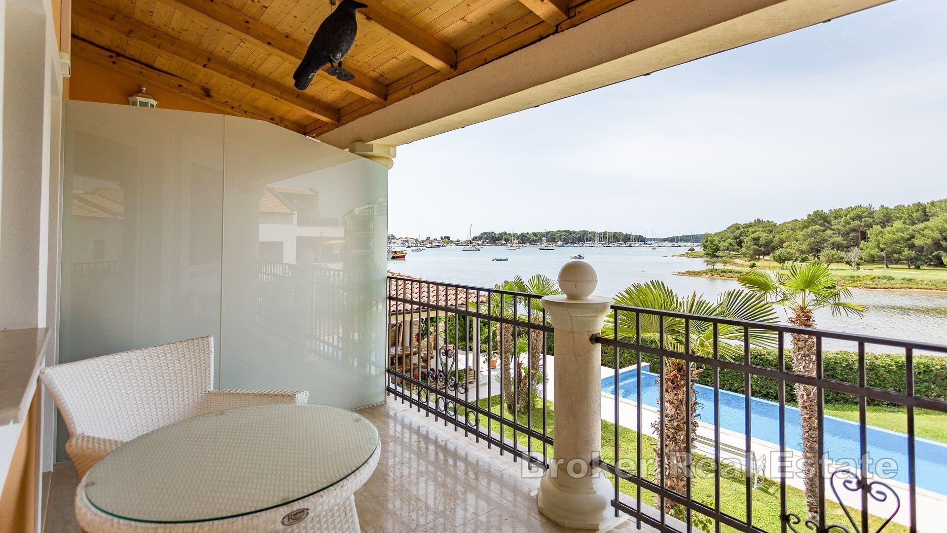 Pula - Dom s bazénom a apartmánmi, prvý rad k moru