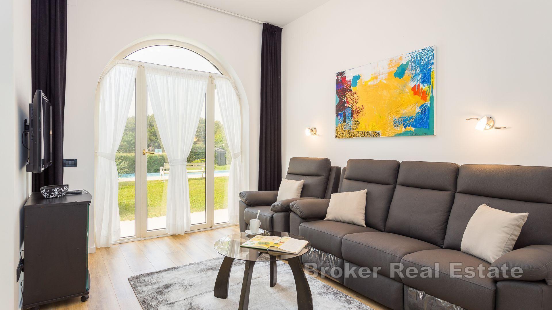 Pula - Dom s bazénom a apartmánmi, prvý rad k moru