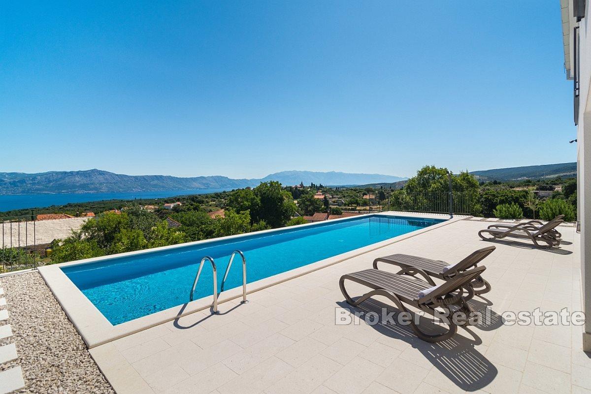 House with pool and sea view