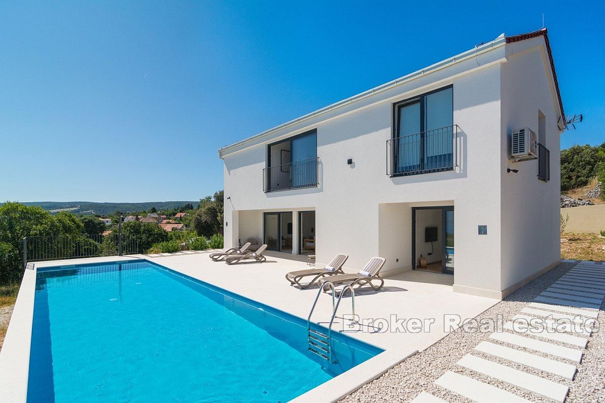 House with pool and sea view