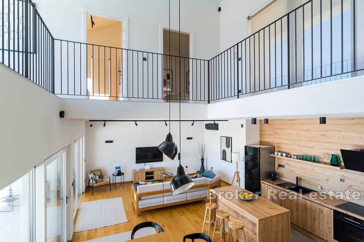 House with pool and sea view