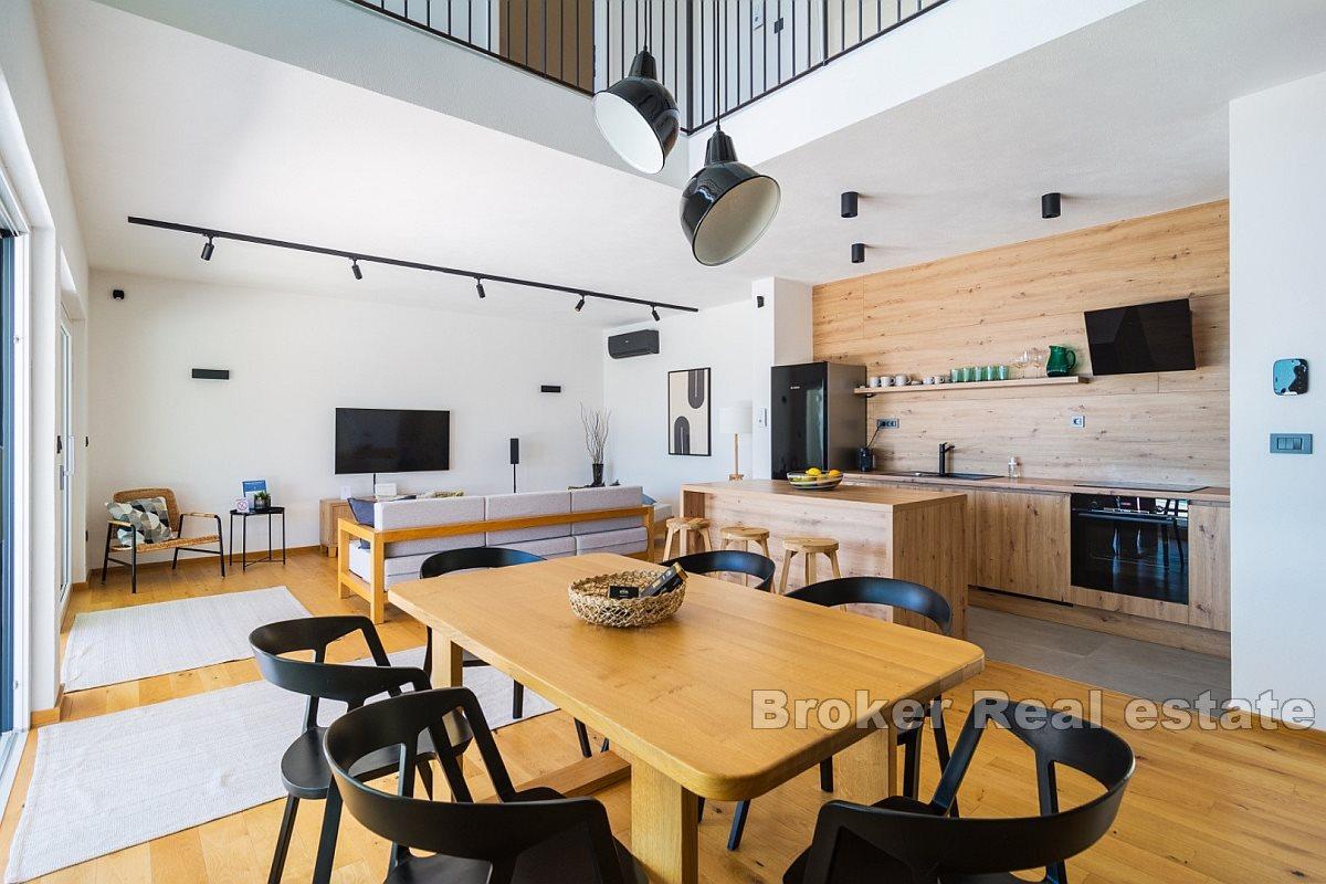 House with pool and sea view