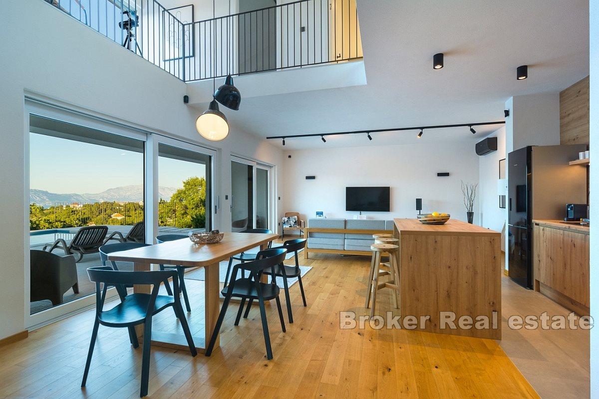 House with pool and sea view