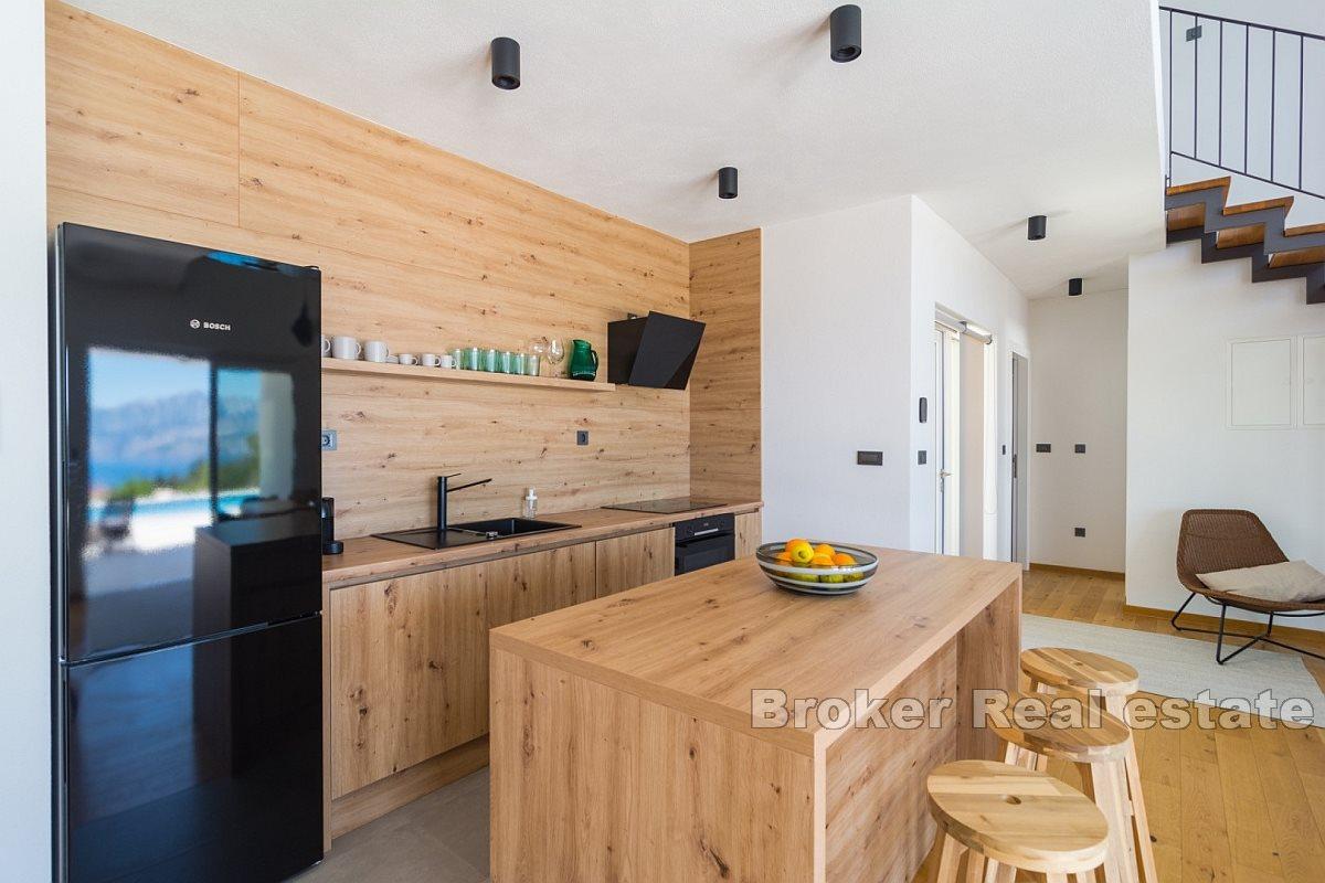 House with pool and sea view