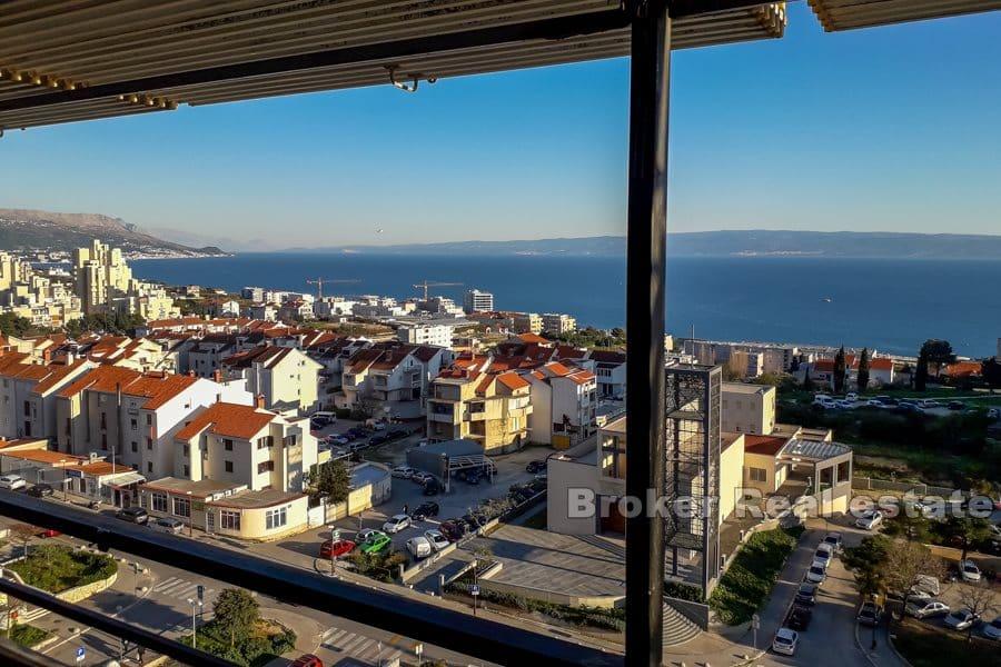 Split, Trstenik, byt se třemi ložnicemi a výhledem na moře