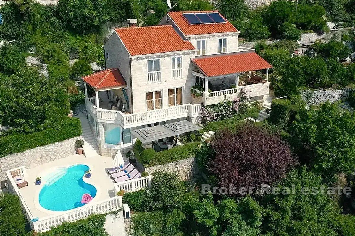 Attractive property in the first row to the sea