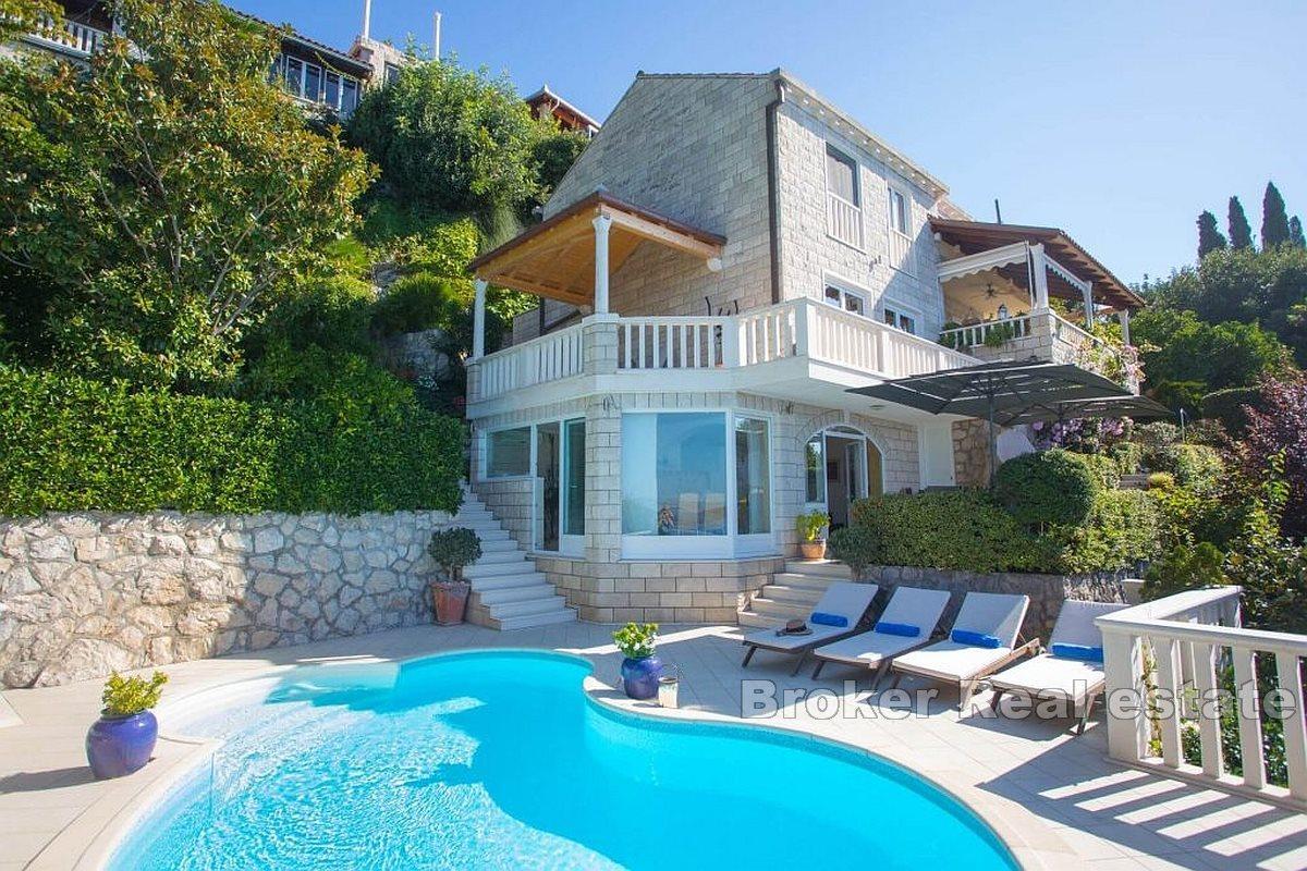 Attractive property in the first row to the sea