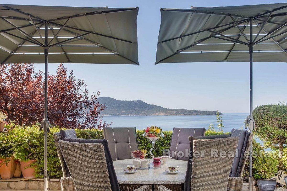 Attractive property in the first row to the sea