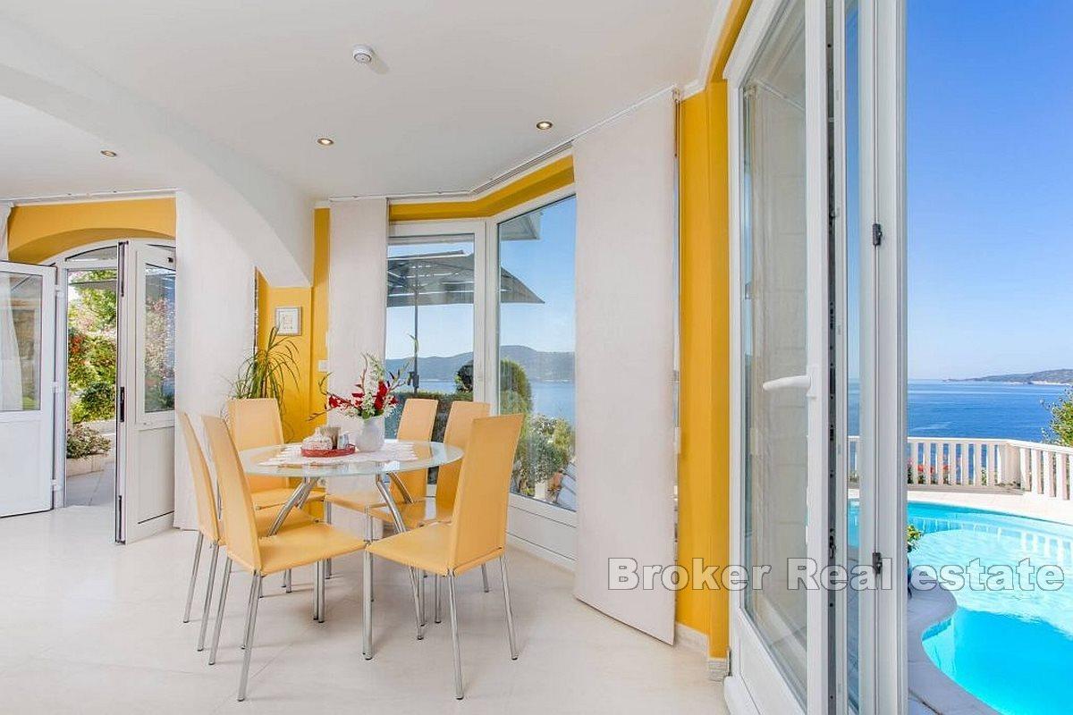 Attractive property in the first row to the sea