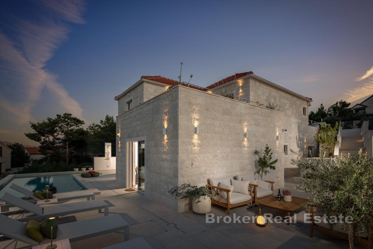 Stenvilla med pool och havsutsikt