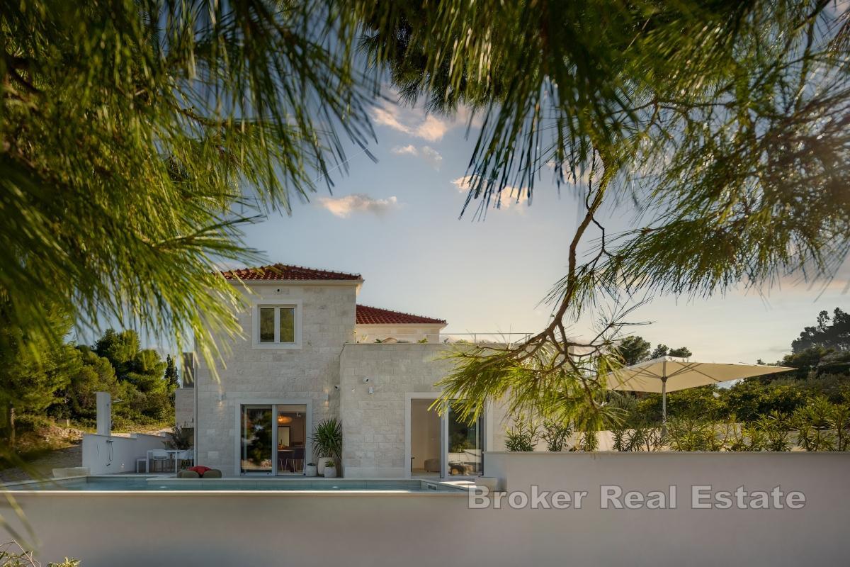 Stenvilla med pool och havsutsikt