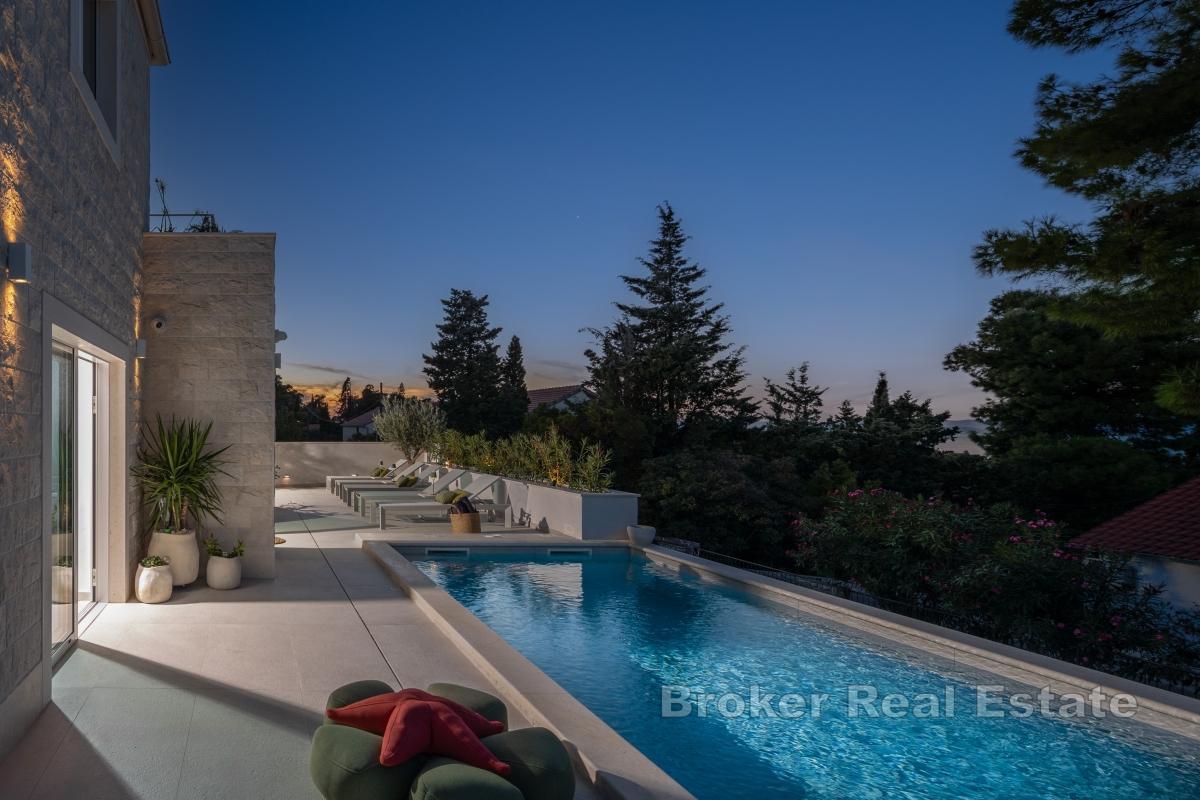 Stenvilla med pool och havsutsikt