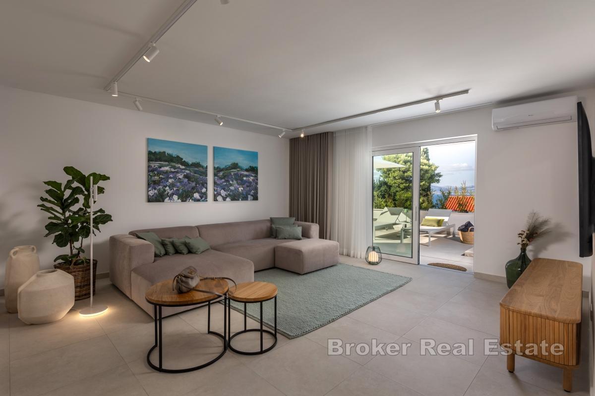 Stenvilla med pool och havsutsikt