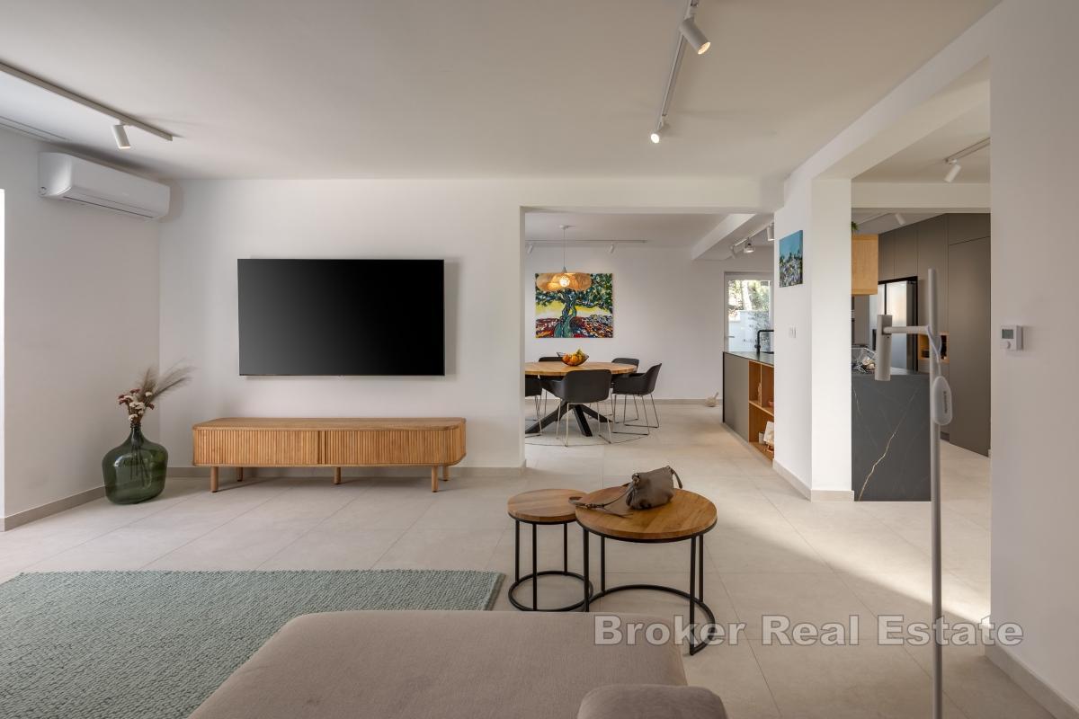 Stenvilla med pool och havsutsikt