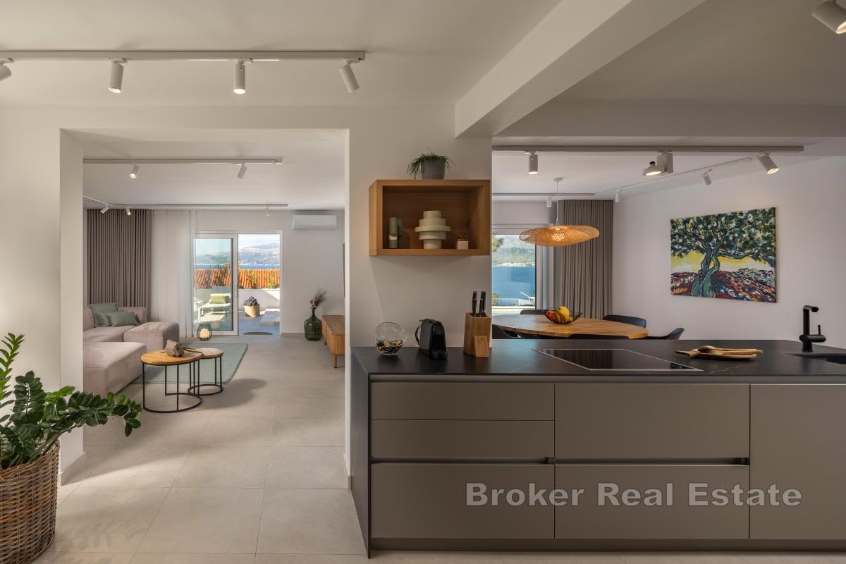 Stenvilla med pool och havsutsikt