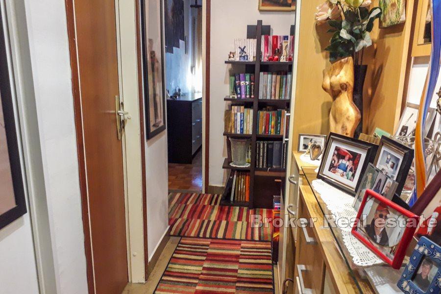 Split, Pujanke, comfortable 3 bedrooms apartment with terrace