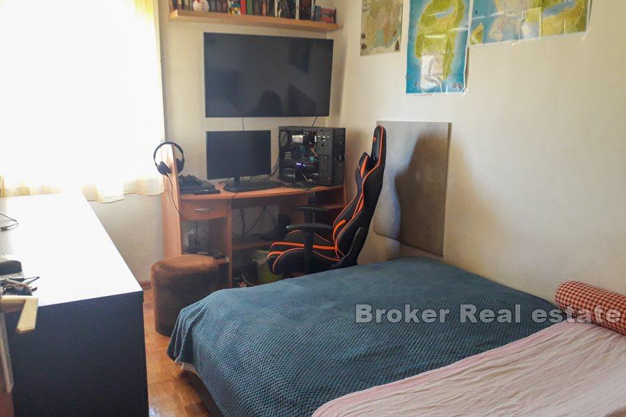 Split, Pujanke, comfortable 3 bedrooms apartment with terrace