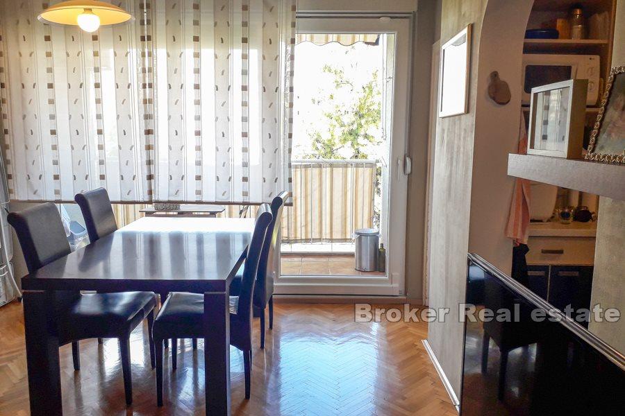 Split, Plokite, komfortowe mieszkanie z dwiema sypialniami i loggią