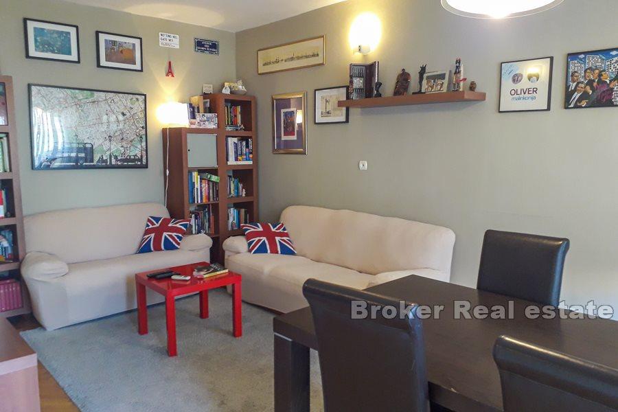 Split, Plokite, komfortowe mieszkanie z dwiema sypialniami i loggią