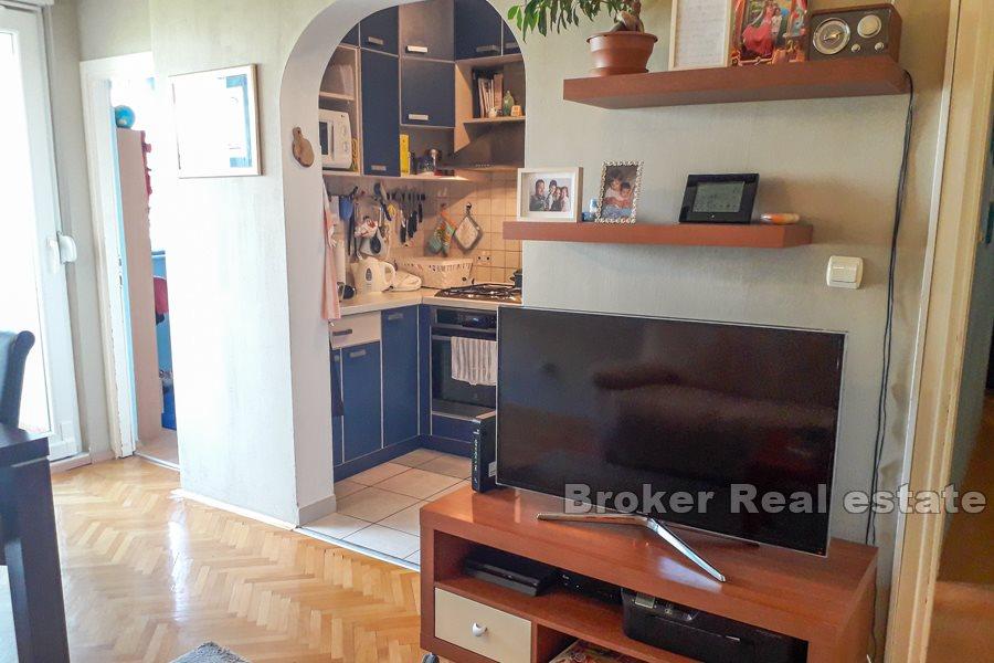 Split, Plokite, komfortowe mieszkanie z dwiema sypialniami i loggią