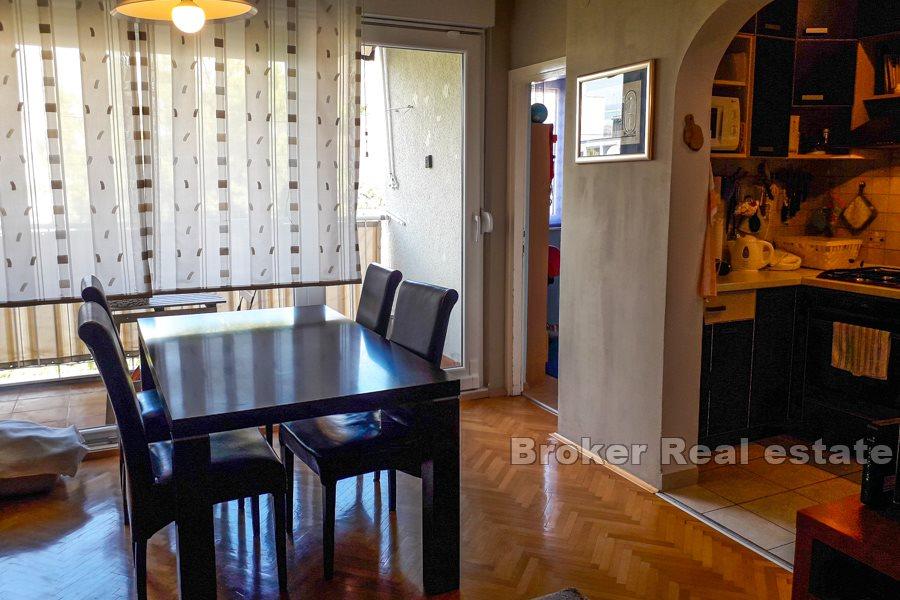 Split, Plokite, komfortowe mieszkanie z dwiema sypialniami i loggią