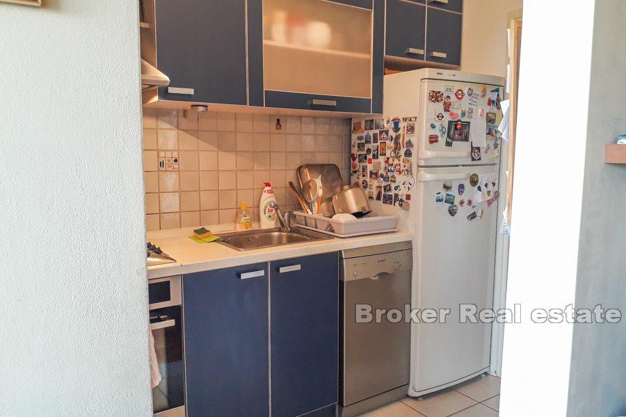 Split, Plokite, komfortowe mieszkanie z dwiema sypialniami i loggią