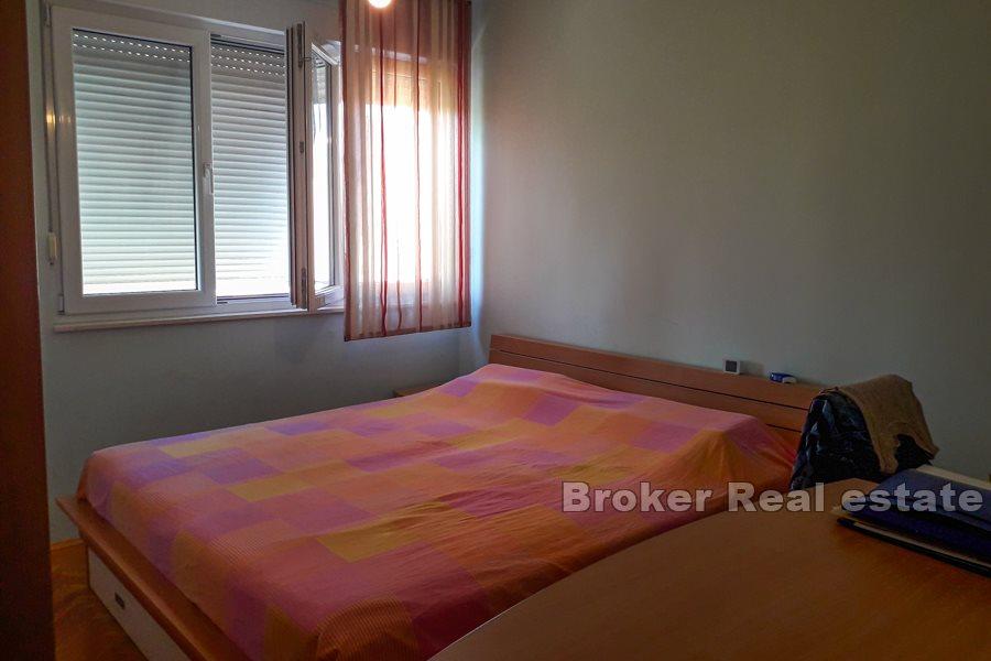 Split, Plokite, komfortowe mieszkanie z dwiema sypialniami i loggią