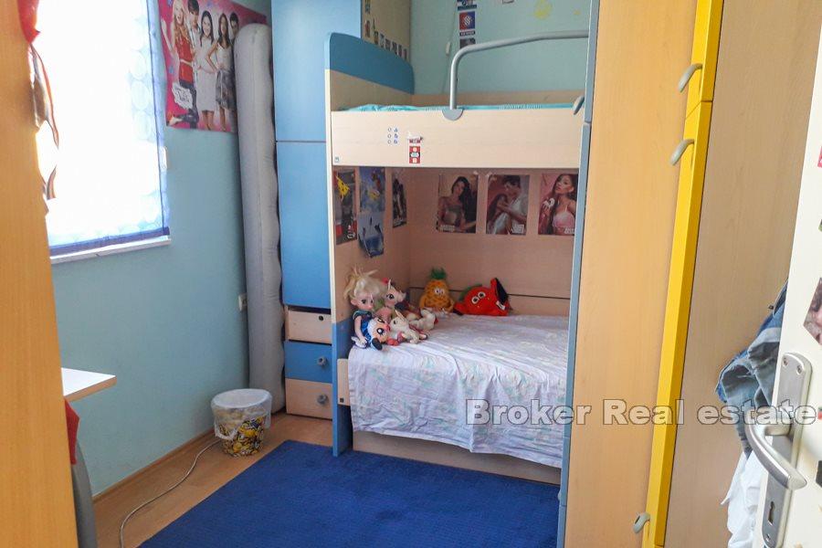 Split, Plokite, komfortowe mieszkanie z dwiema sypialniami i loggią