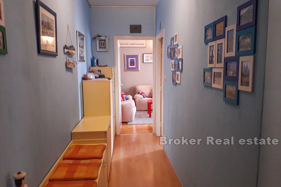 Split, Plokite, komfortowe mieszkanie z dwiema sypialniami i loggią