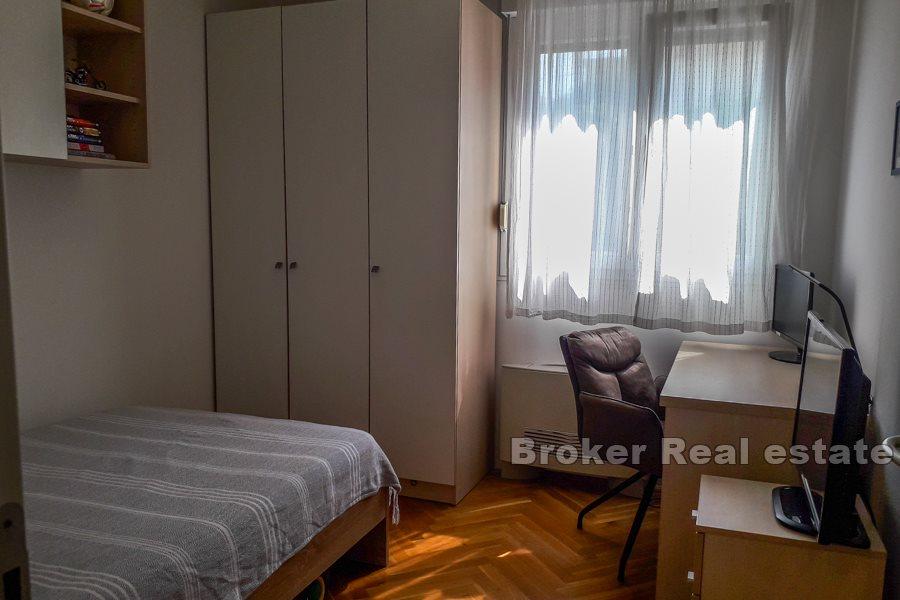 Split, Znjan, appartement de trois chambres avec terrasse