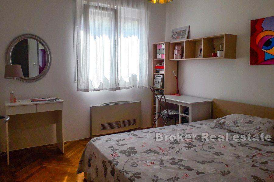 Split, Znjan, appartement de trois chambres avec terrasse