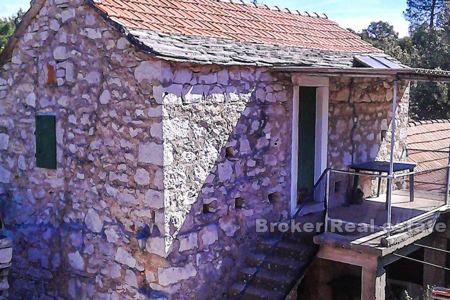 Ostrov Hvar - samostatně stojící starý kamenný dům