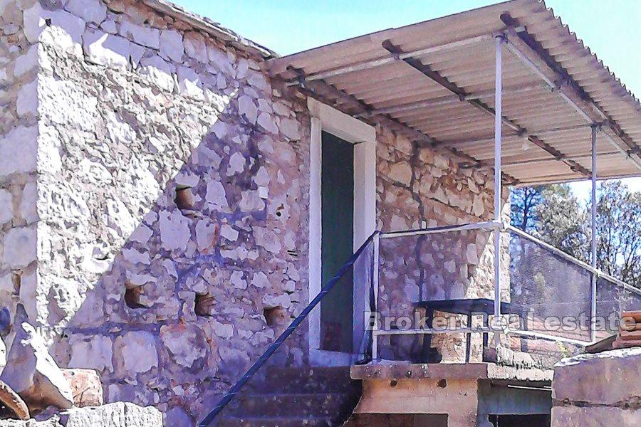 Ostrov Hvar - samostatně stojící starý kamenný dům