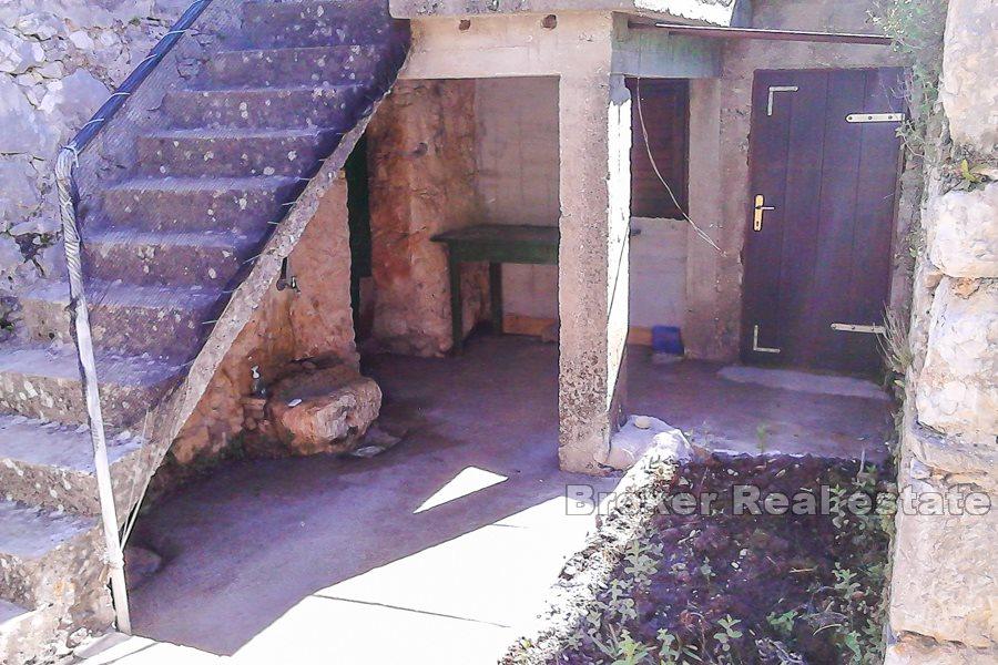 Ostrov Hvar - samostatně stojící starý kamenný dům