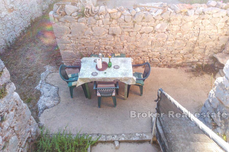 Ostrov Hvar - samostatně stojící starý kamenný dům