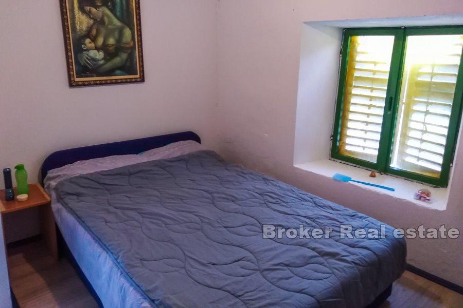 Ostrov Hvar - samostatně stojící starý kamenný dům