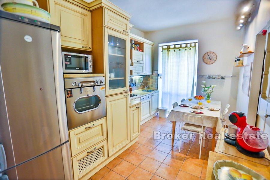 Split, Manuš - trosoban stan sa lođom